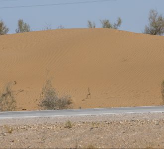 Deserto rosso di Kyzilkum in Uzbekistan e palazzo d’estate